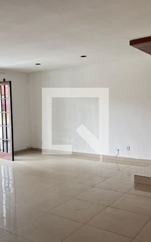 Casa à venda com 610m², 5 quartos e 4 vagas Casa à venda com 610m², 5 quartos e 4 vagasSala