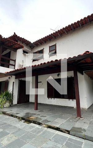 Casa à venda com 610m², 5 quartos e 4 vagas Casa à venda com 610m², 5 quartos e 4 vagasFachada