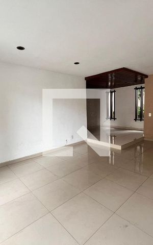 Casa à venda com 610m², 5 quartos e 4 vagas Casa à venda com 610m², 5 quartos e 4 vagasSala