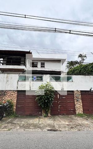 Casa à venda com 610m², 5 quartos e 4 vagas Casa à venda com 610m², 5 quartos e 4 vagasFachada