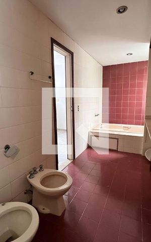 Casa à venda com 610m², 5 quartos e 4 vagas Casa à venda com 610m², 5 quartos e 4 vagasBanheiro Suite