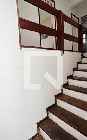 Casa à venda com 610m², 5 quartos e 4 vagas Casa à venda com 610m², 5 quartos e 4 vagasEscada segundo andar