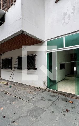 Casa à venda com 610m², 5 quartos e 4 vagas Casa à venda com 610m², 5 quartos e 4 vagasQuintal