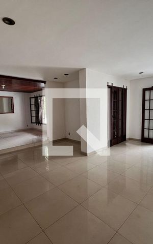 Casa à venda com 610m², 5 quartos e 4 vagas Casa à venda com 610m², 5 quartos e 4 vagasSala