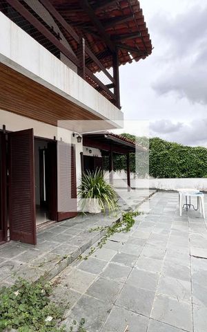 Casa à venda com 610m², 5 quartos e 4 vagas Casa à venda com 610m², 5 quartos e 4 vagasVaranda