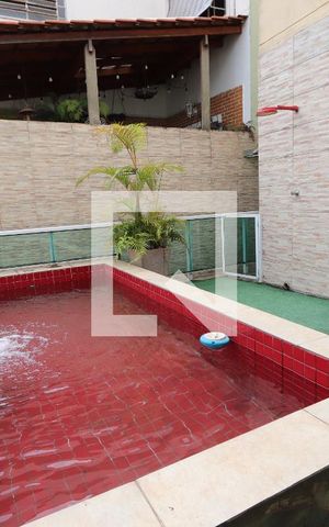 Casa à venda com 350m², 4 quartos e 2 vagasPiscina