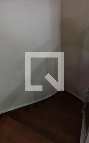 Casa à venda com 350m², 4 quartos e 2 vagasEscada