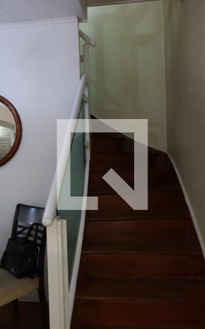 Casa à venda com 350m², 4 quartos e 2 vagasEscada
