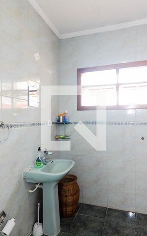 Casa à venda com 352m², 3 quartos e 8 vagasBanheiro do Quarto 2