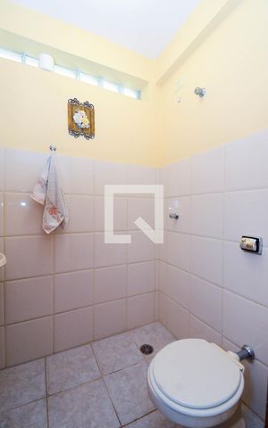 Casa à venda com 352m², 3 quartos e 8 vagasBanheiro de serviço