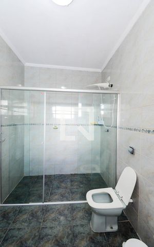 Casa à venda com 352m², 3 quartos e 8 vagasBanheiro do Quarto 2