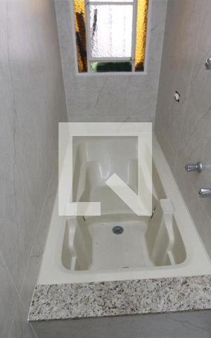 Casa à venda com 220m², 2 quartos e 2 vagasBanheiro da Suíte