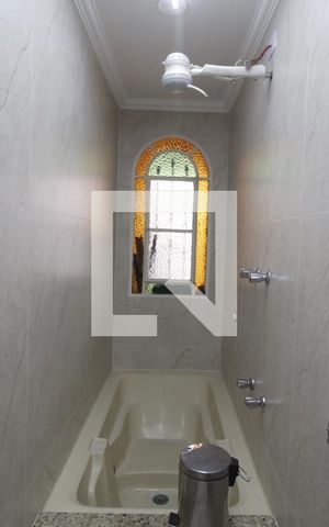 Casa à venda com 220m², 2 quartos e 2 vagasBanheiro da Suíte