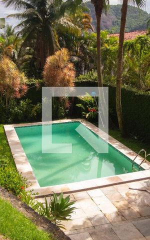 Casa à venda com 350m², 4 quartos e 2 vagas Casa à venda com 350m², 4 quartos e 2 vagasQuintal - Piscina
