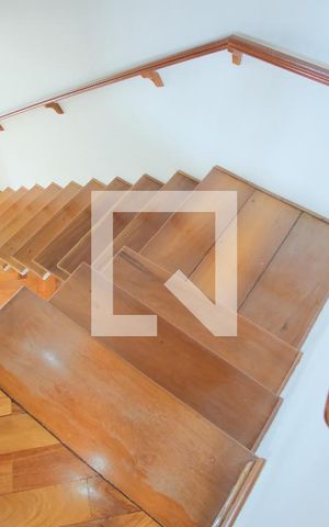 Casa à venda com 290m², 5 quartos e 4 vagasEscada