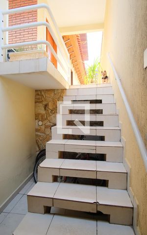 Casa à venda com 290m², 5 quartos e 4 vagasEscada da entrada