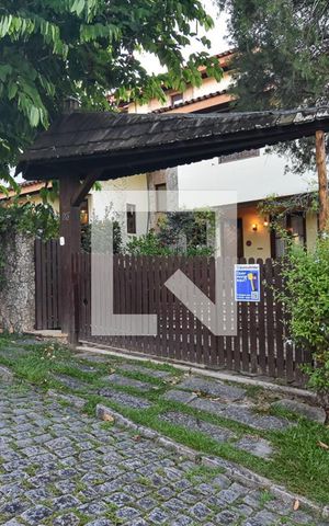 Casa à venda com 340m², 4 quartos e 4 vagas Casa à venda com 340m², 4 quartos e 4 vagasPlaquinha