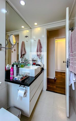 Apartamento à venda com 81m², 3 quartos e 2 vagasBanheiro da Suíte