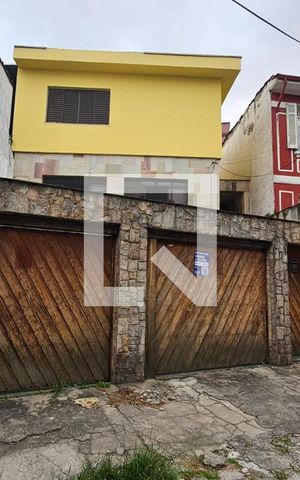 Casa para alugar com 194m², 3 quartos e 3 vagas Casa para alugar com 194m², 3 quartos e 3 vagasFachada