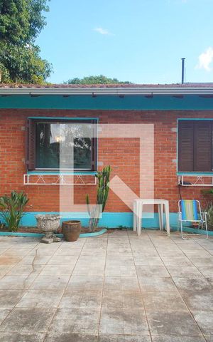 Casa à venda com 160m², 4 quartos e 2 vagas Casa à venda com 160m², 4 quartos e 2 vagasFachada