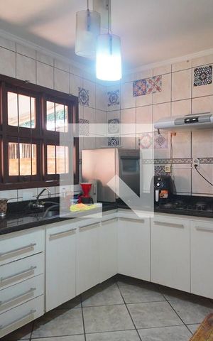 Casa à venda com 160m², 4 quartos e 2 vagas Casa à venda com 160m², 4 quartos e 2 vagasCozinha