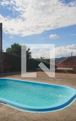Casa à venda com 160m², 4 quartos e 2 vagas Casa à venda com 160m², 4 quartos e 2 vagasPiscina