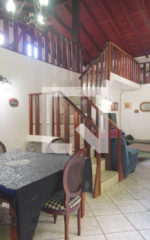 Casa à venda com 160m², 4 quartos e 2 vagas Casa à venda com 160m², 4 quartos e 2 vagasSala