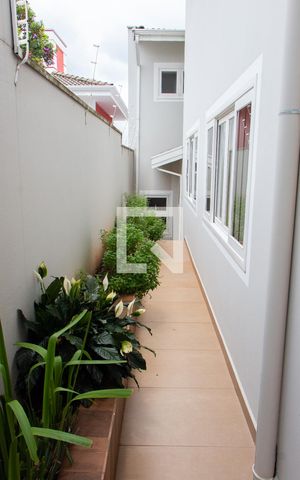Casa de condomínio à venda com 394m², 4 quartos e 5 vagas Casa de condomínio à venda com 394m², 4 quartos e 5 vagasCORREDOR LATERAL