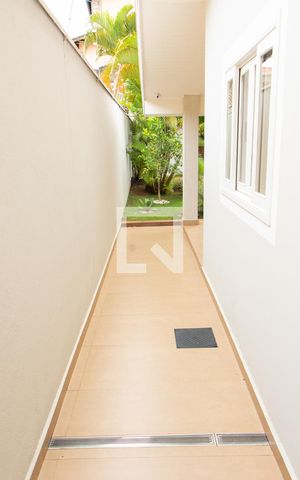 Casa de condomínio à venda com 394m², 4 quartos e 5 vagas Casa de condomínio à venda com 394m², 4 quartos e 5 vagasCORREDOR LATERAL