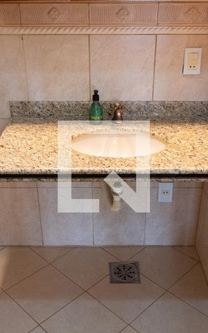 Casa de condomínio à venda com 394m², 4 quartos e 5 vagas Casa de condomínio à venda com 394m², 4 quartos e 5 vagasBANHEIRO DA SUITE TÉRREO