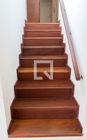 Casa de condomínio à venda com 394m², 4 quartos e 5 vagas Casa de condomínio à venda com 394m², 4 quartos e 5 vagasESCADAS ACESSO 2 ANDAR