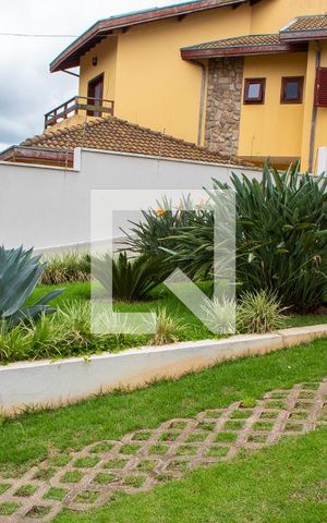 Casa de condomínio à venda com 394m², 4 quartos e 5 vagas Casa de condomínio à venda com 394m², 4 quartos e 5 vagasÁREA EXTERNA FRENTE