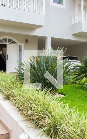 Casa de condomínio à venda com 394m², 4 quartos e 5 vagas Casa de condomínio à venda com 394m², 4 quartos e 5 vagasÁREA EXTERNA FRENTE
