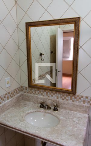 Casa de condomínio à venda com 394m², 4 quartos e 5 vagas Casa de condomínio à venda com 394m², 4 quartos e 5 vagasBANHEIRO DA SUITE 1