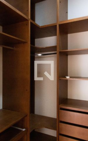 Casa de condomínio à venda com 394m², 4 quartos e 5 vagas Casa de condomínio à venda com 394m², 4 quartos e 5 vagasCLOSET SUITE 2