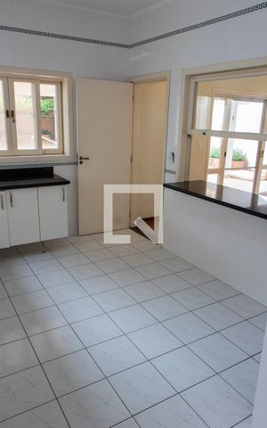 Casa de condomínio à venda com 394m², 4 quartos e 5 vagas Casa de condomínio à venda com 394m², 4 quartos e 5 vagasCOZINHA 1 PISO