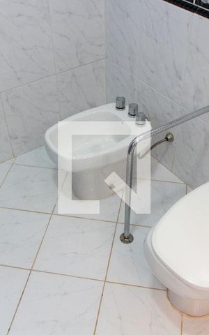 Casa de condomínio à venda com 394m², 4 quartos e 5 vagas Casa de condomínio à venda com 394m², 4 quartos e 5 vagasBANHEIRO DA SUITE 3
