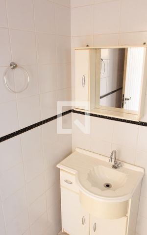 Casa de condomínio à venda com 394m², 4 quartos e 5 vagas Casa de condomínio à venda com 394m², 4 quartos e 5 vagasBANHEIRO DA ÁREA DE SERVIÇO