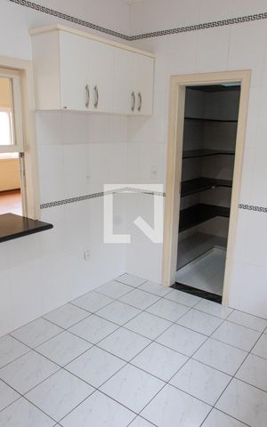 Casa de condomínio à venda com 394m², 4 quartos e 5 vagas Casa de condomínio à venda com 394m², 4 quartos e 5 vagasCOZINHA 1 PISO