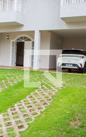 Casa de condomínio à venda com 394m², 4 quartos e 5 vagas Casa de condomínio à venda com 394m², 4 quartos e 5 vagasÁREA EXTERNA FRENTE