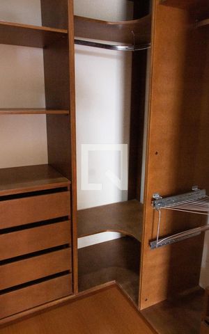 Casa de condomínio à venda com 394m², 4 quartos e 5 vagas Casa de condomínio à venda com 394m², 4 quartos e 5 vagasCLOSET SUITE 2