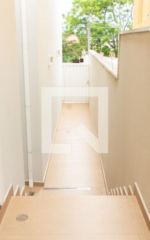 Casa de condomínio à venda com 394m², 4 quartos e 5 vagas Casa de condomínio à venda com 394m², 4 quartos e 5 vagasCORREDOR LATERAL