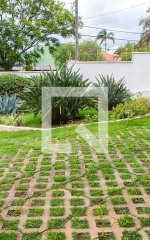 Casa de condomínio à venda com 394m², 4 quartos e 5 vagas Casa de condomínio à venda com 394m², 4 quartos e 5 vagasÁREA EXTERNA FRENTE