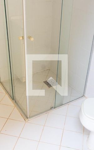 Casa de condomínio à venda com 394m², 4 quartos e 5 vagas Casa de condomínio à venda com 394m², 4 quartos e 5 vagasBANHEIRO DA ÁREA DE SERVIÇO