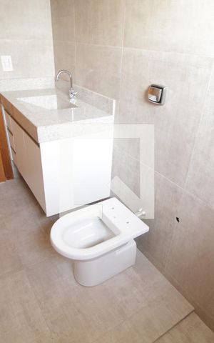 Casa de condomínio para alugar com 232m², 4 quartos e 2 vagasBanheiro do Quarto 1