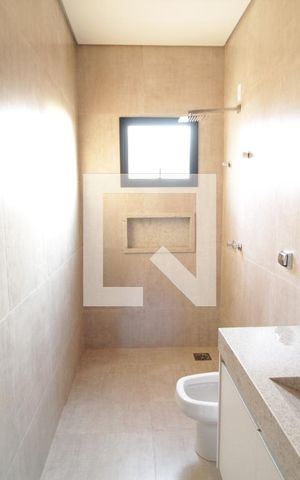 Casa de condomínio para alugar com 232m², 4 quartos e 2 vagasBanheiro do Quarto 3