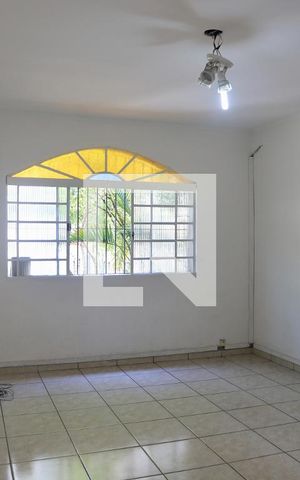 Casa à venda com 180m², 3 quartos e 3 vagas Casa à venda com 180m², 3 quartos e 3 vagasSala