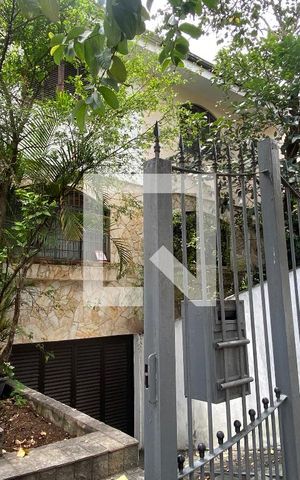 Casa à venda com 180m², 3 quartos e 3 vagas Casa à venda com 180m², 3 quartos e 3 vagasFachada