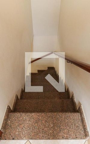 Casa à venda com 168m², 3 quartos e 1 vaga Casa à venda com 168m², 3 quartos e 1 vagaEscada