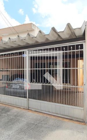 Casa para alugar com 250m², 3 quartos e 2 vagasFachada